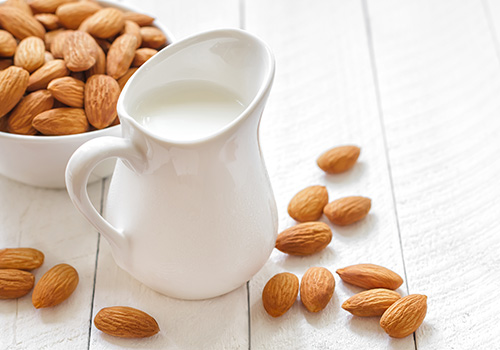Миндальное молоко  может заменить обычное