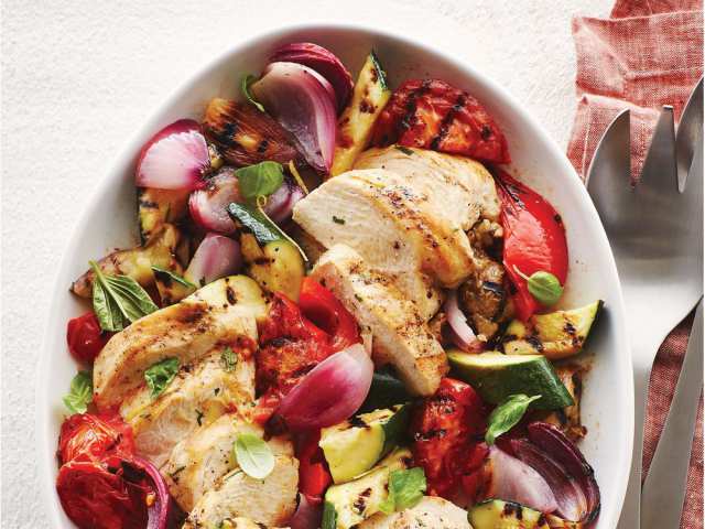 Запеченный на&nbsp;гриле рататуй с&nbsp;курицей и&nbsp;базиликом