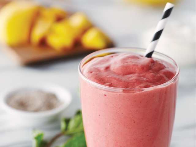 Мятный смузи с&nbsp;малиной, манго и&nbsp;семенами чиа
