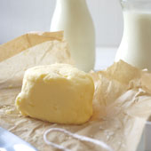 Домашнее сливочное масло содержит витамины A и E