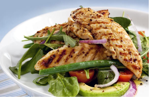 Наполните тарелку мясом и&nbsp;овощами