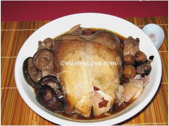 Цыпленок с&nbsp;ягодами годжи, грибами и&nbsp;финиками