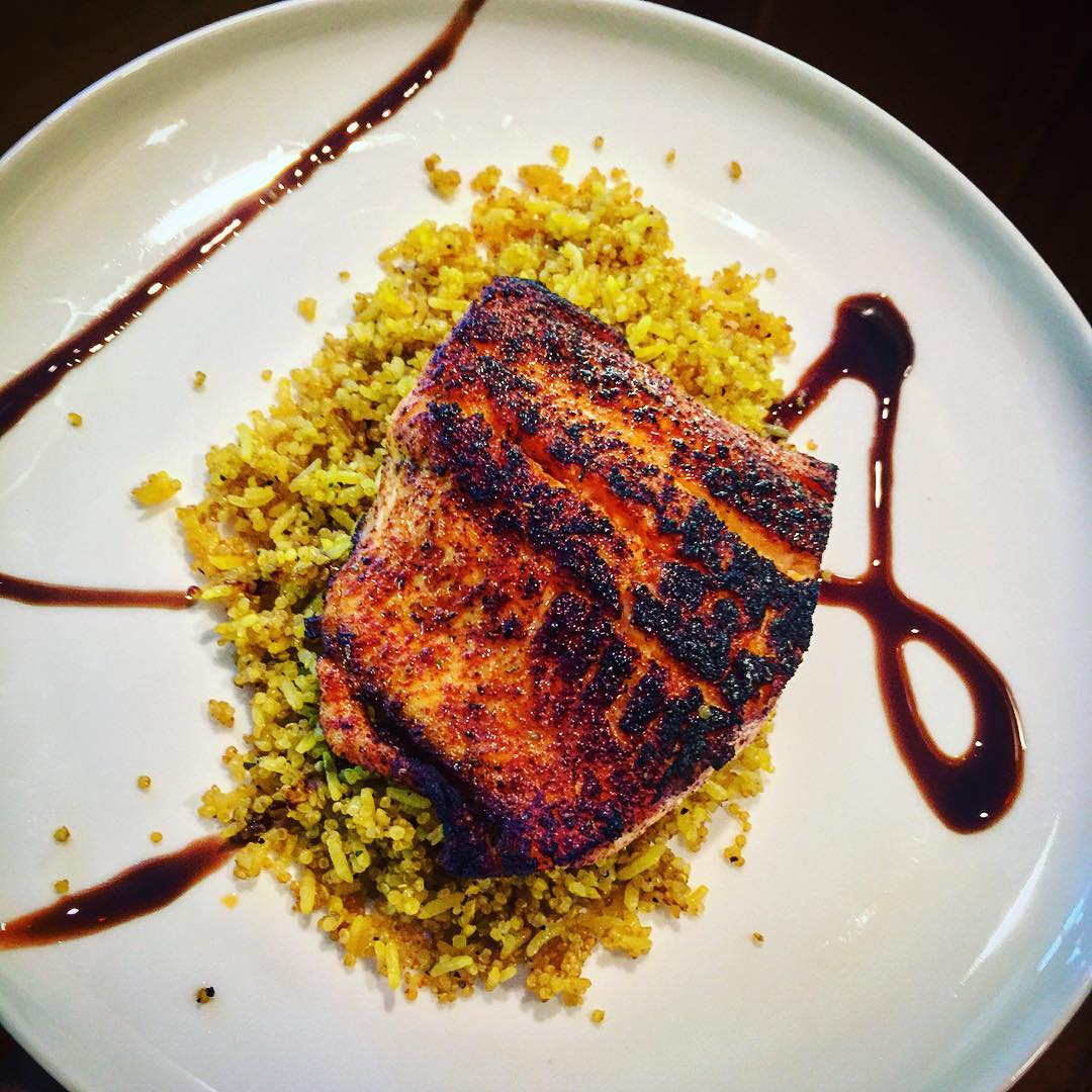 Лосось с&nbsp;гарниром из&nbsp;киноа с&nbsp;куркумой