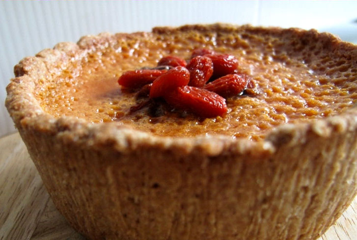 Чернично-персиковый пирог с ягодами годжи Чернично-персиковый пирог с ягодами годжи