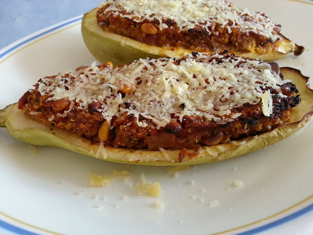 Кабачки фаршированные киноа с овощами